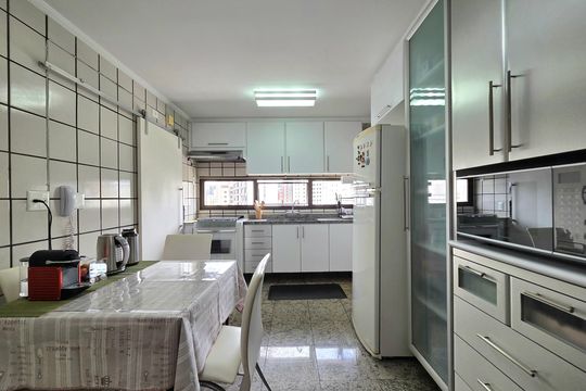 Apartamento mobiliado com 4 quartos e varanda na Vila Nova Conceição disponível para compra. — Cozinha