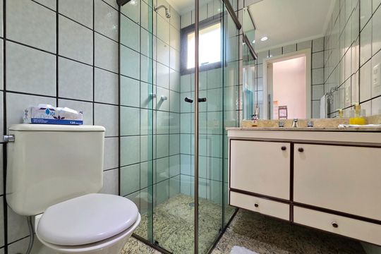 Apartamento mobiliado com 4 quartos e varanda na Vila Nova Conceição disponível para compra. — Banheiro da Suíte 3