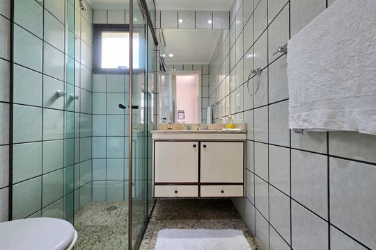 Apartamento mobiliado com 4 quartos e varanda na Vila Nova Conceição disponível para compra. — Banheiro da Suíte 3