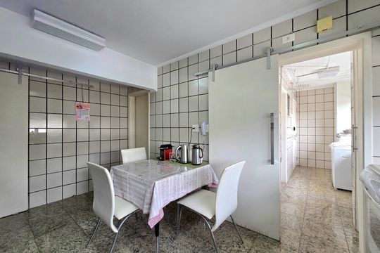 Apartamento mobiliado com 4 quartos e varanda na Vila Nova Conceição disponível para compra. — Cozinha