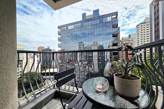 Apartamento mobiliado com 4 quartos e varanda na Vila Nova Conceição disponível para compra. — Varanda da Suíte 1
