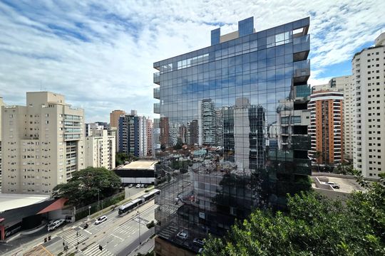Apartamento mobiliado com 4 quartos e varanda na Vila Nova Conceição disponível para compra. — Vista da Suíte 1