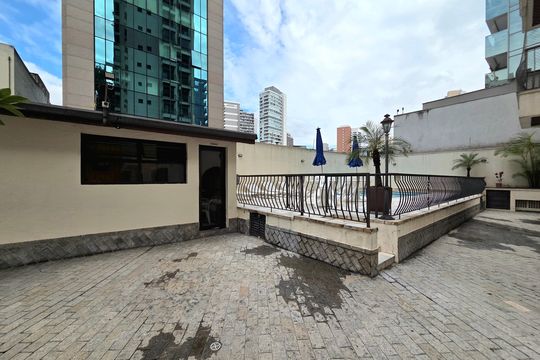 Apartamento mobiliado com 4 quartos e varanda na Vila Nova Conceição disponível para compra. — Área externa