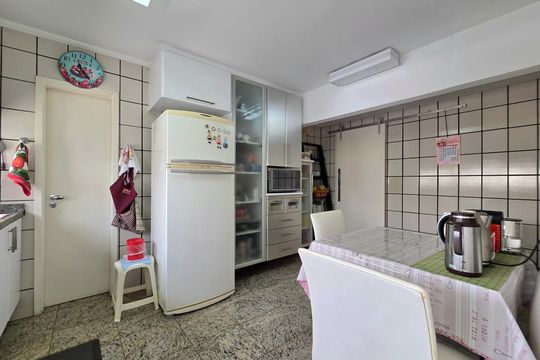 Apartamento mobiliado com 4 quartos e varanda na Vila Nova Conceição disponível para compra. — Cozinha