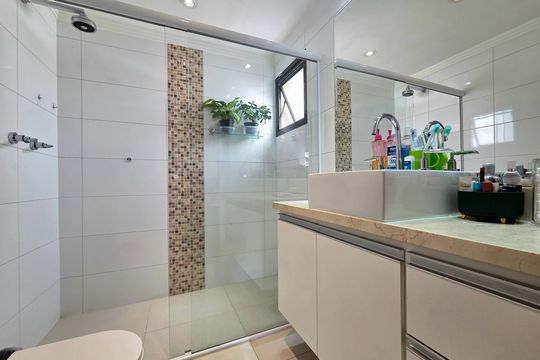 Apartamento mobiliado com 4 quartos e varanda na Vila Nova Conceição disponível para compra. — Banheiro da Suíte 1