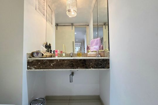 Apartamento mobiliado com 4 quartos e varanda na Vila Nova Conceição disponível para compra. — Lavabo