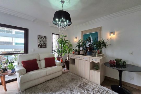 Apartamento mobiliado com 4 quartos e varanda na Vila Nova Conceição disponível para compra. — Sala