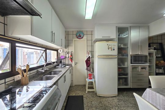 Apartamento mobiliado com 4 quartos e varanda na Vila Nova Conceição disponível para compra. — Cozinha