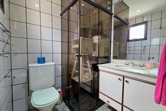 Apartamento mobiliado com 4 quartos e varanda na Vila Nova Conceição disponível para compra. — Banheiro da Suíte 2