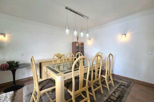 Apartamento mobiliado com 4 quartos e varanda na Vila Nova Conceição disponível para compra. — Sala
