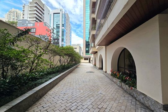 Apartamento mobiliado com 4 quartos e varanda na Vila Nova Conceição disponível para compra. — Área externa
