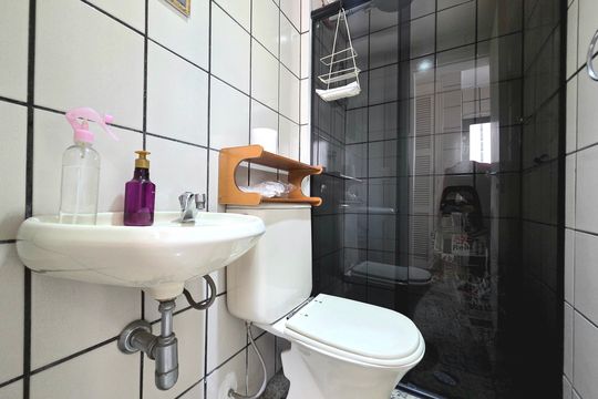 Apartamento mobiliado com 4 quartos e varanda na Vila Nova Conceição disponível para compra. — Banheiro de serviço