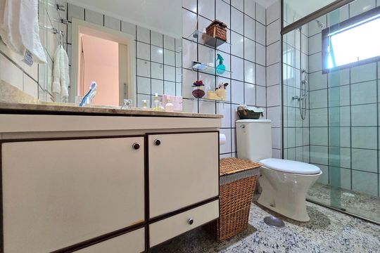 Apartamento mobiliado com 4 quartos e varanda na Vila Nova Conceição disponível para compra. — Banheiro da Suíte 4