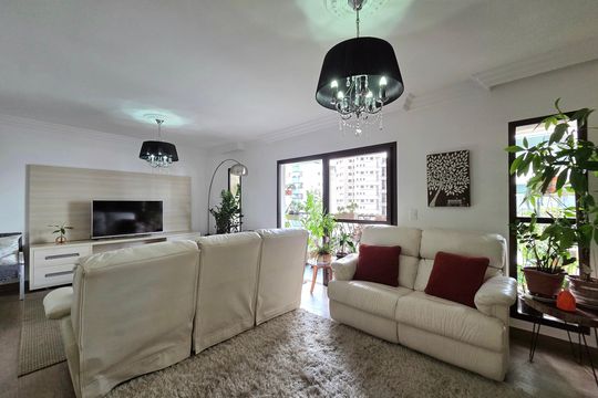 Apartamento mobiliado com 4 quartos e varanda na Vila Nova Conceição disponível para compra. — Sala