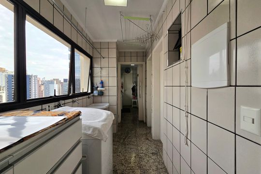 Apartamento mobiliado com 4 quartos e varanda na Vila Nova Conceição disponível para compra. — Área de Serviço