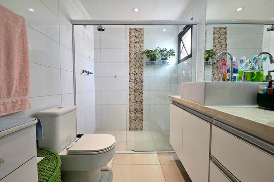Apartamento mobiliado com 4 quartos e varanda na Vila Nova Conceição disponível para compra. — Banheiro da Suíte 1