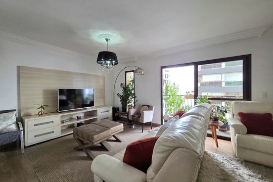 Apartamento mobiliado com 4 quartos e varanda na Vila Nova Conceição disponível para compra. — Sala