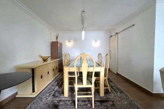 Apartamento mobiliado com 4 quartos e varanda na Vila Nova Conceição disponível para compra. — Sala