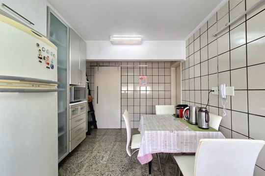 Apartamento mobiliado com 4 quartos e varanda na Vila Nova Conceição disponível para compra. — Cozinha