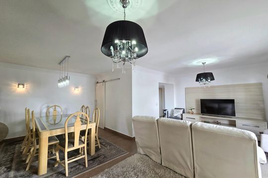 Apartamento mobiliado com 4 quartos e varanda na Vila Nova Conceição disponível para compra. — Sala