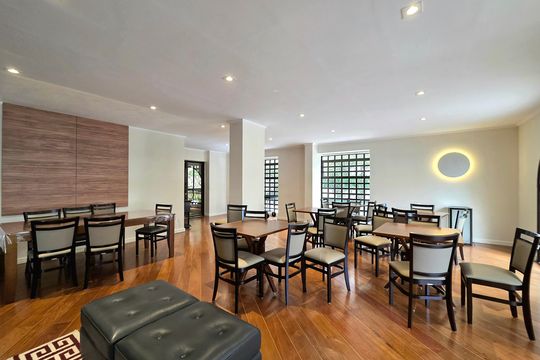 Apartamento mobiliado com 4 quartos e varanda na Vila Nova Conceição disponível para compra. — Área comum - Salão de festas