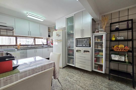 Apartamento mobiliado com 4 quartos e varanda na Vila Nova Conceição disponível para compra. — Cozinha