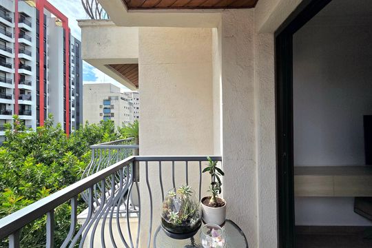 Apartamento mobiliado com 4 quartos e varanda na Vila Nova Conceição disponível para compra. — Varanda da Suíte 1
