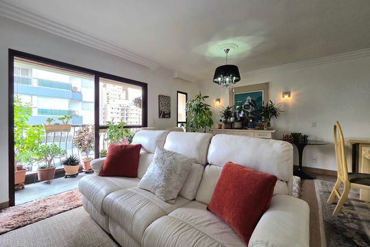 Apartamento mobiliado com 4 quartos e varanda na Vila Nova Conceição disponível para compra. — Sala