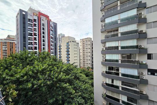 Apartamento mobiliado com 4 quartos e varanda na Vila Nova Conceição disponível para compra. — Vista da Sala