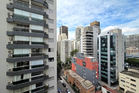 Apartamento mobiliado com 4 quartos e varanda na Vila Nova Conceição disponível para compra. — Vista da Sala
