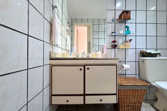 Apartamento mobiliado com 4 quartos e varanda na Vila Nova Conceição disponível para compra. — Banheiro da Suíte 4