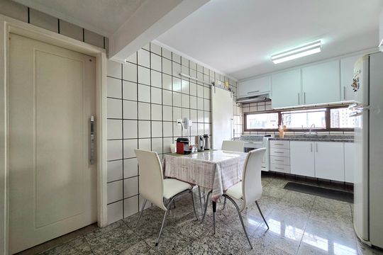Apartamento mobiliado com 4 quartos e varanda na Vila Nova Conceição disponível para compra. — Cozinha