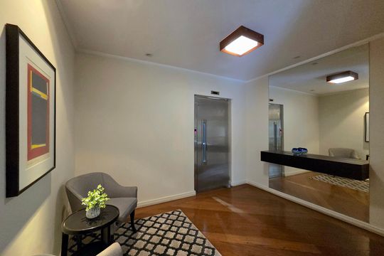 Apartamento mobiliado com 4 quartos e varanda na Vila Nova Conceição disponível para compra. — Hall