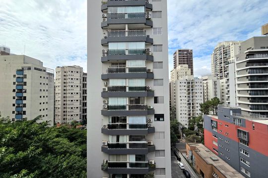 Apartamento mobiliado com 4 quartos e varanda na Vila Nova Conceição disponível para compra. — Vista da Sala