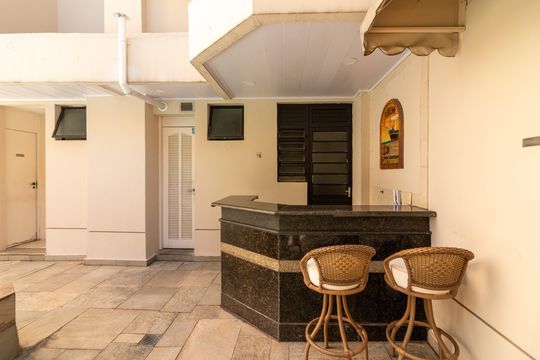 Venda apartamento mobiliado no Itaim Bibi, 3 quartos, 2 suítes, piscina, academia, closet, quintal. — Área gourmet