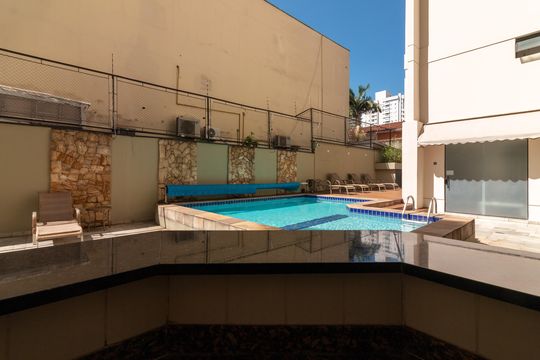 Venda apartamento mobiliado no Itaim Bibi, 3 quartos, 2 suítes, piscina, academia, closet, quintal. — Área gourmet