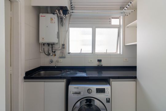 Venda apartamento mobiliado no Itaim Bibi, 3 quartos, 2 suítes, piscina, academia, closet, quintal. — Área de Serviço