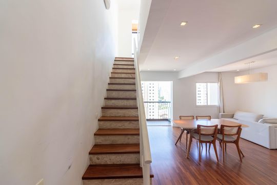 Venda apartamento mobiliado no Itaim Bibi, 3 quartos, 2 suítes, piscina, academia, closet, quintal. — Escada - Acesso Cobertura