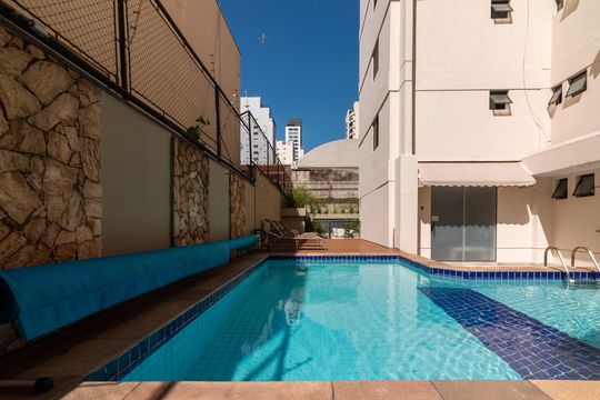 Venda apartamento mobiliado no Itaim Bibi, 3 quartos, 2 suítes, piscina, academia, closet, quintal. — Área comum - Piscina