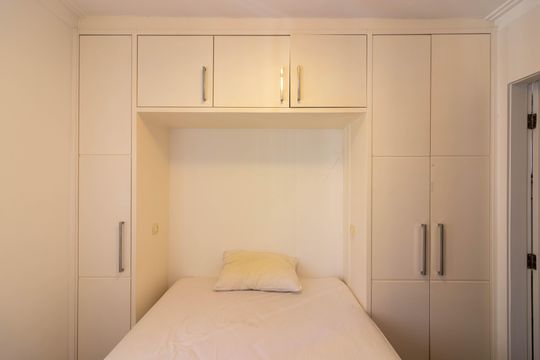 Venda apartamento mobiliado no Itaim Bibi, 3 quartos, 2 suítes, piscina, academia, closet, quintal. — Suíte 1