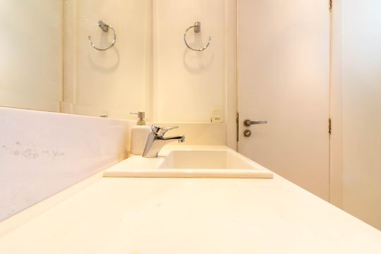 Venda apartamento mobiliado no Itaim Bibi, 3 quartos, 2 suítes, piscina, academia, closet, quintal. — Banheiro da Suíte 1