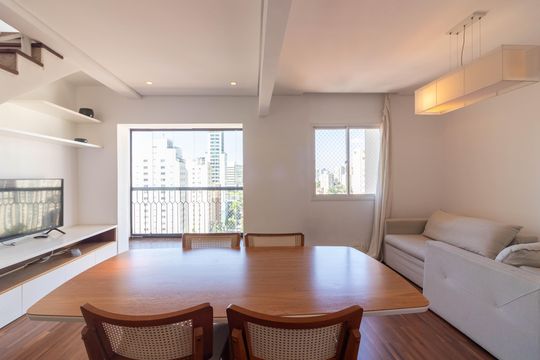 Venda apartamento mobiliado no Itaim Bibi, 3 quartos, 2 suítes, piscina, academia, closet, quintal. — Sala