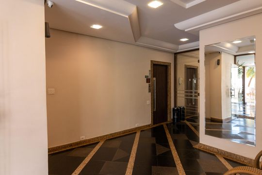 Venda apartamento mobiliado no Itaim Bibi, 3 quartos, 2 suítes, piscina, academia, closet, quintal. — Hall de entrada