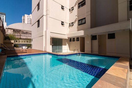 Venda apartamento mobiliado no Itaim Bibi, 3 quartos, 2 suítes, piscina, academia, closet, quintal. — Área comum - Piscina