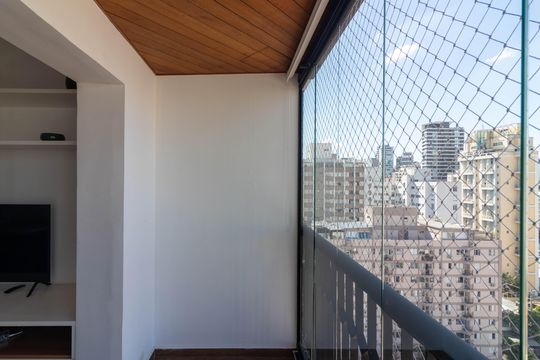 Venda apartamento mobiliado no Itaim Bibi, 3 quartos, 2 suítes, piscina, academia, closet, quintal. — Varanda da Sala