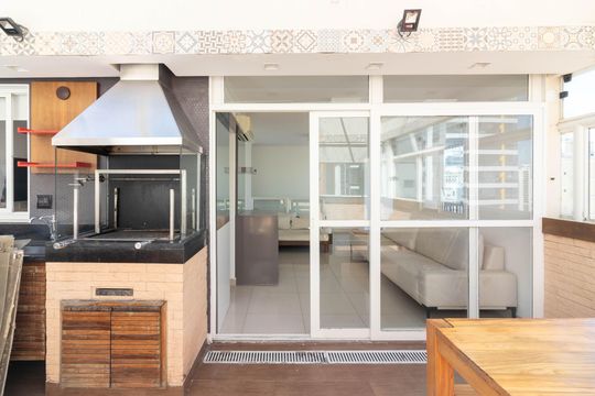 Venda apartamento mobiliado no Itaim Bibi, 3 quartos, 2 suítes, piscina, academia, closet, quintal. — Cobertura