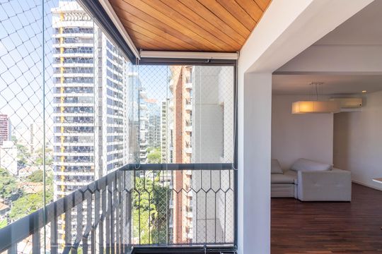Venda apartamento mobiliado no Itaim Bibi, 3 quartos, 2 suítes, piscina, academia, closet, quintal. — Varanda da Sala