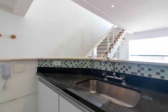 Venda apartamento mobiliado no Itaim Bibi, 3 quartos, 2 suítes, piscina, academia, closet, quintal. — Cozinha