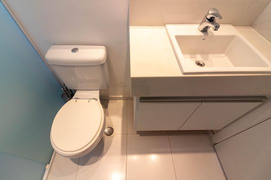 Venda apartamento mobiliado no Itaim Bibi, 3 quartos, 2 suítes, piscina, academia, closet, quintal. — Banheiro