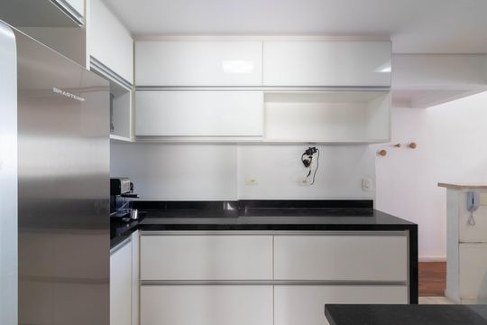 Venda apartamento mobiliado no Itaim Bibi, 3 quartos, 2 suítes, piscina, academia, closet, quintal. — Cozinha